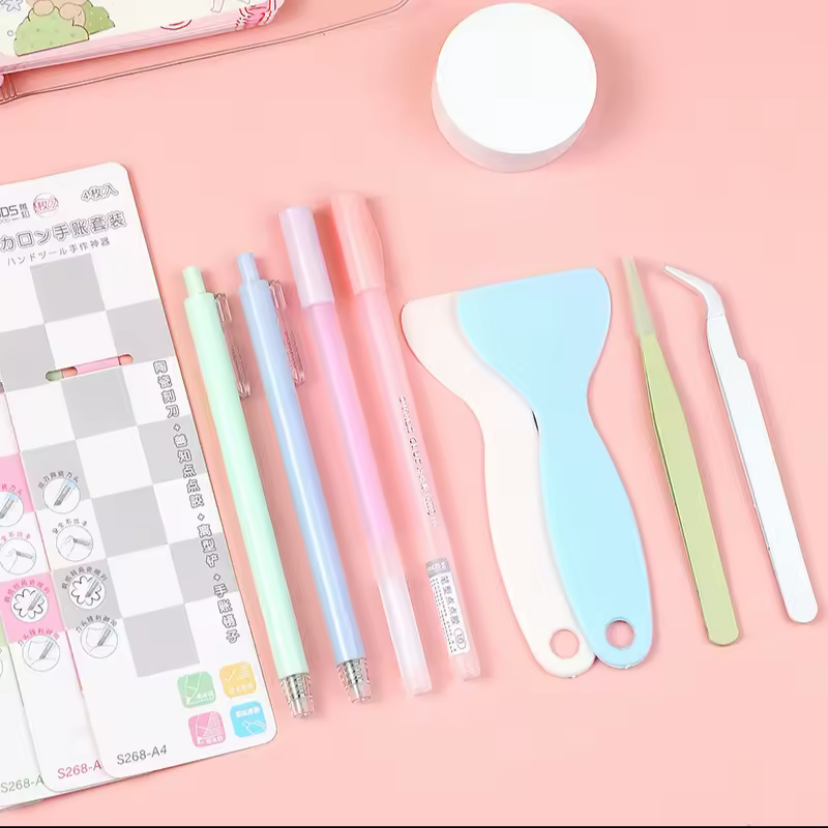 Set de 4 herramientas (Palita+glue pen+pinza+cutter)