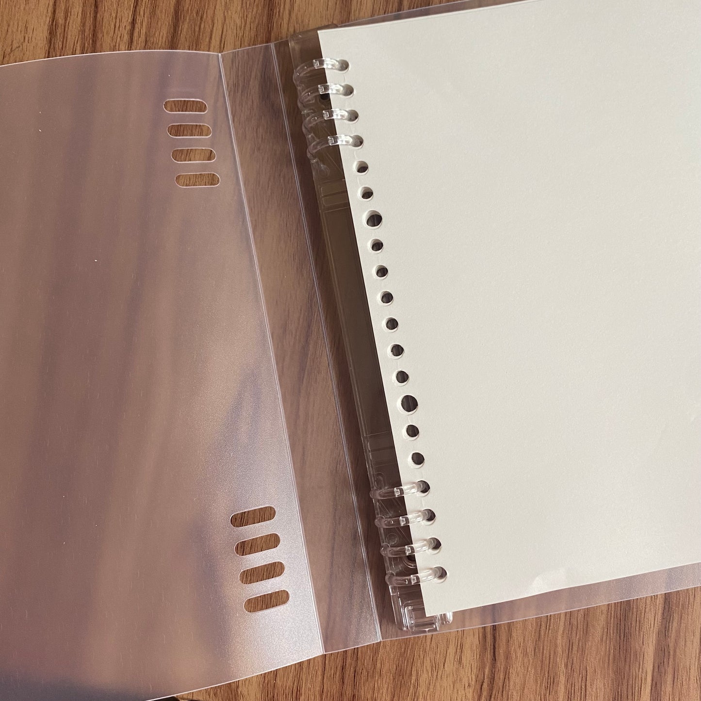 Cuaderno infinito "transparente" A5 8 anillas-50 hojas blancas