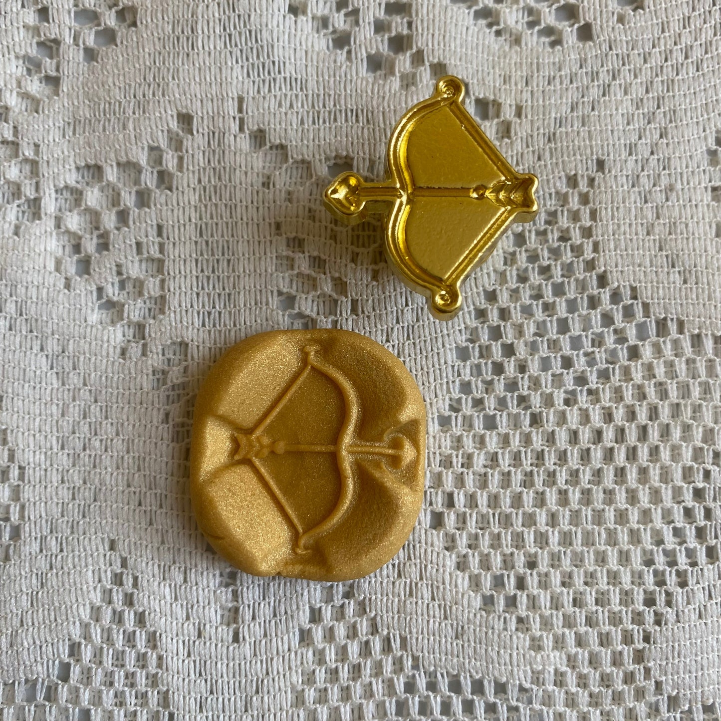 Bronce prediseñado "flecha" 2.5 cm