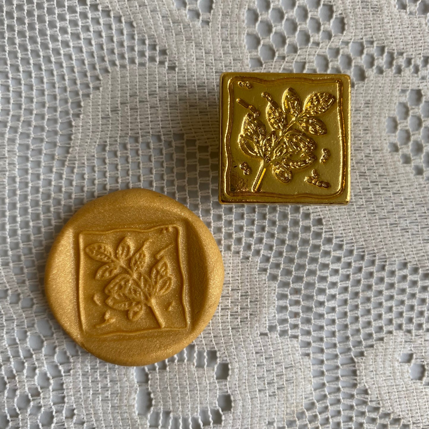 Bronce prediseñado "postal hojas" 2.5 cm