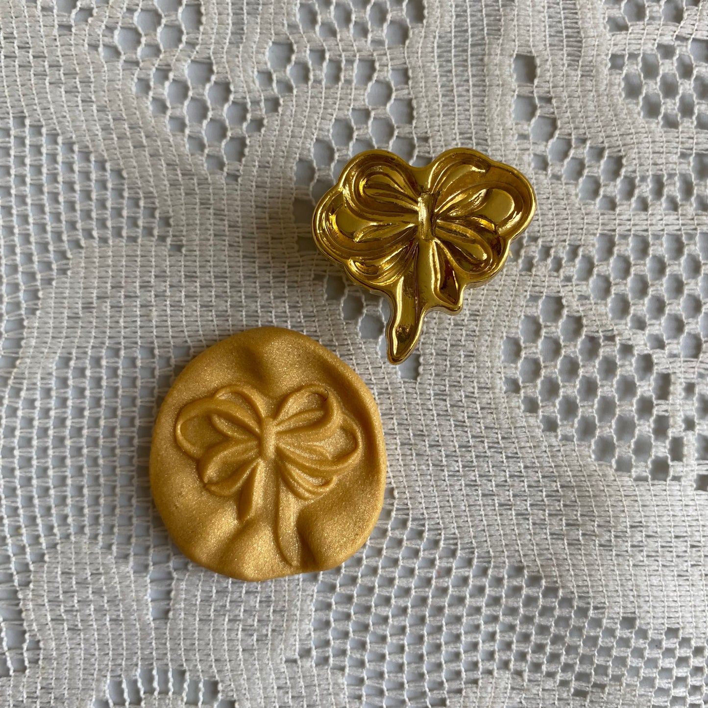 Bronce prediseñado "lazo" 2.5 cm