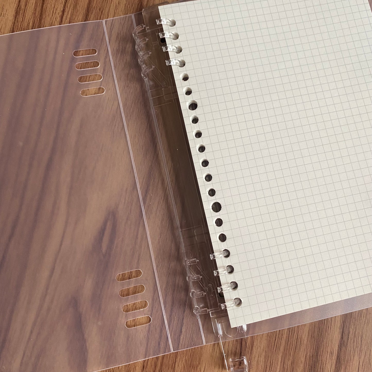 Cuaderno infinito "transparente" A5 8 anillas-50 hojas cuadriculado