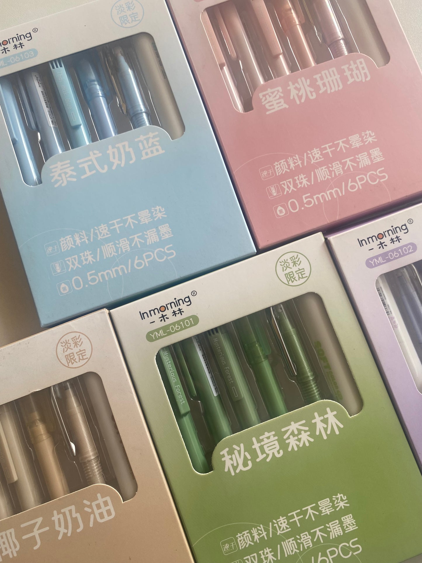 Set de 5 lapiceros gel tinta negra + resaltador