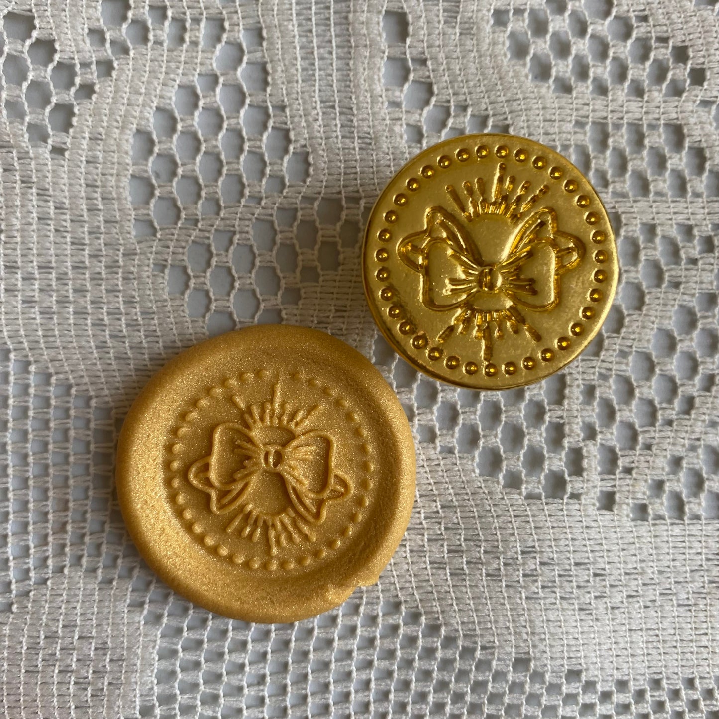 Bronce prediseñado "lazo 2" 2.5 cm