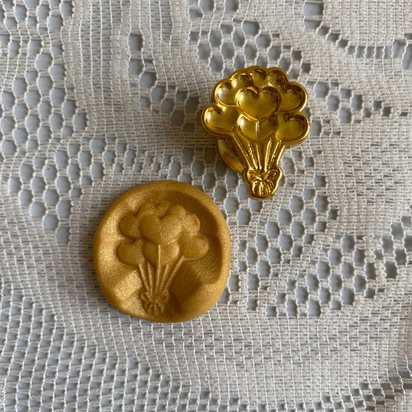 Bronce prediseñado "globos corazon" 2.5 cm
