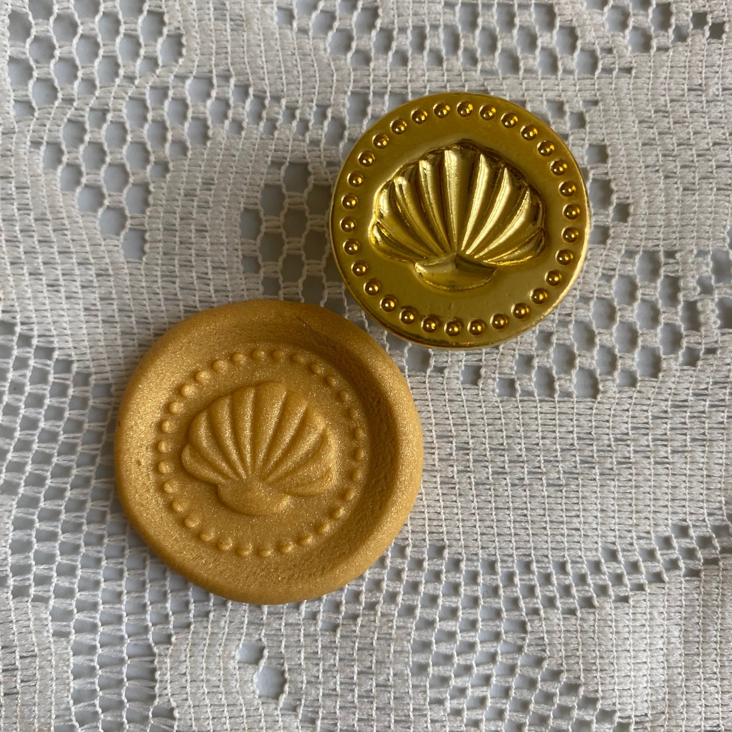 Bronce prediseñado "concha" 2.5 cm