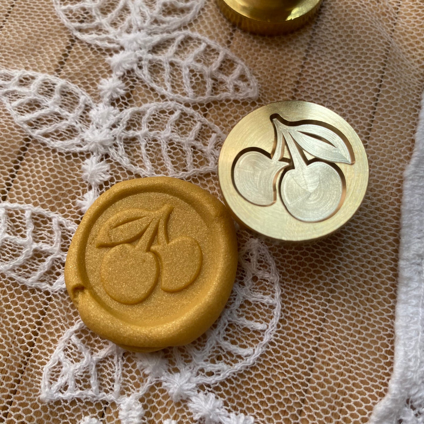 Bronce prediseñado "cereza" 2.5 cm