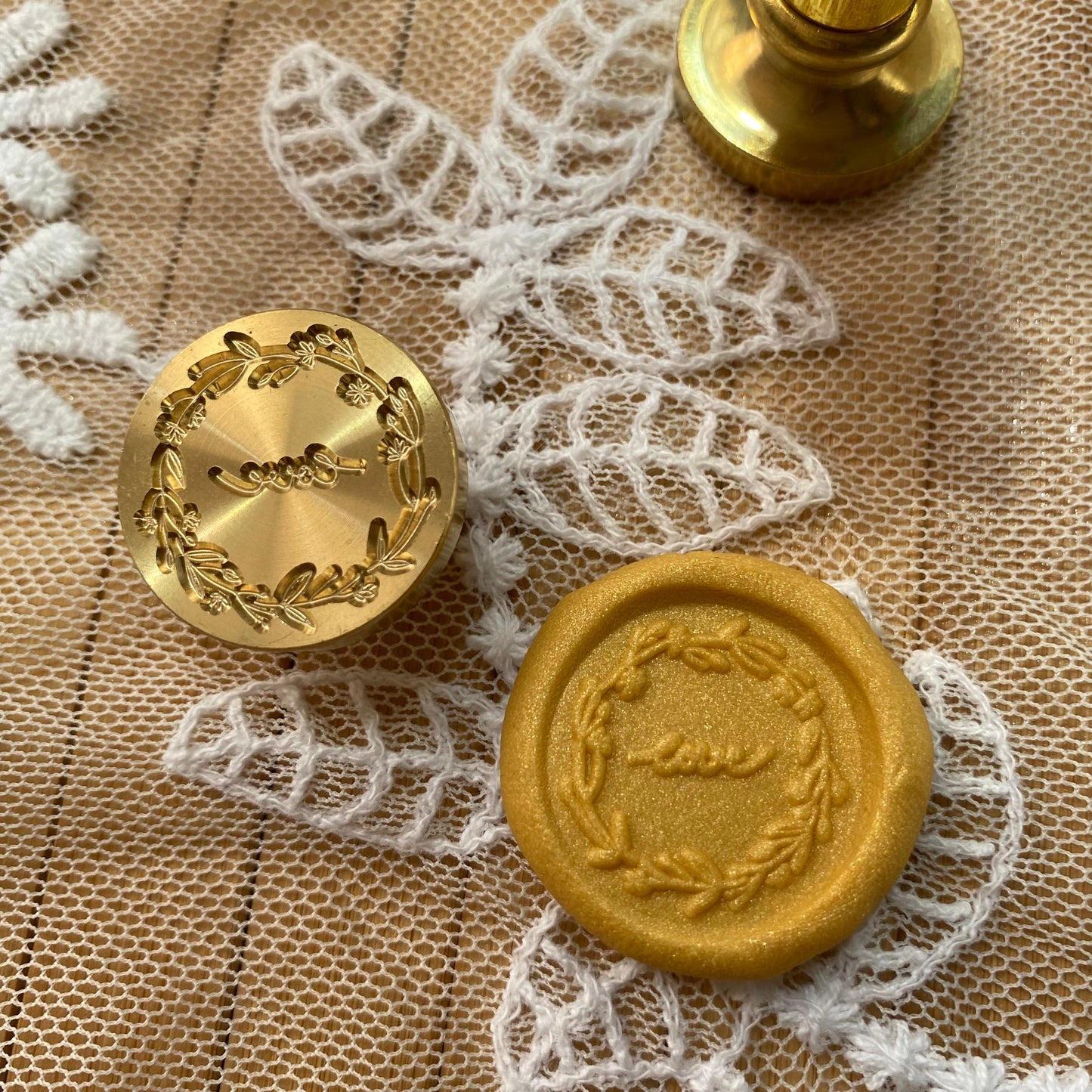 Bronce prediseñado "love hojas" 2.5 cm