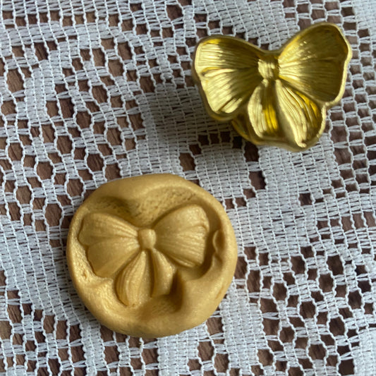 Bronce prediseñado "lazo 3" 2.5 cm